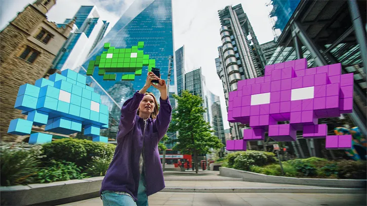 Jugadora que defiende Londres de 3D Space Invaders en realidad aumentada