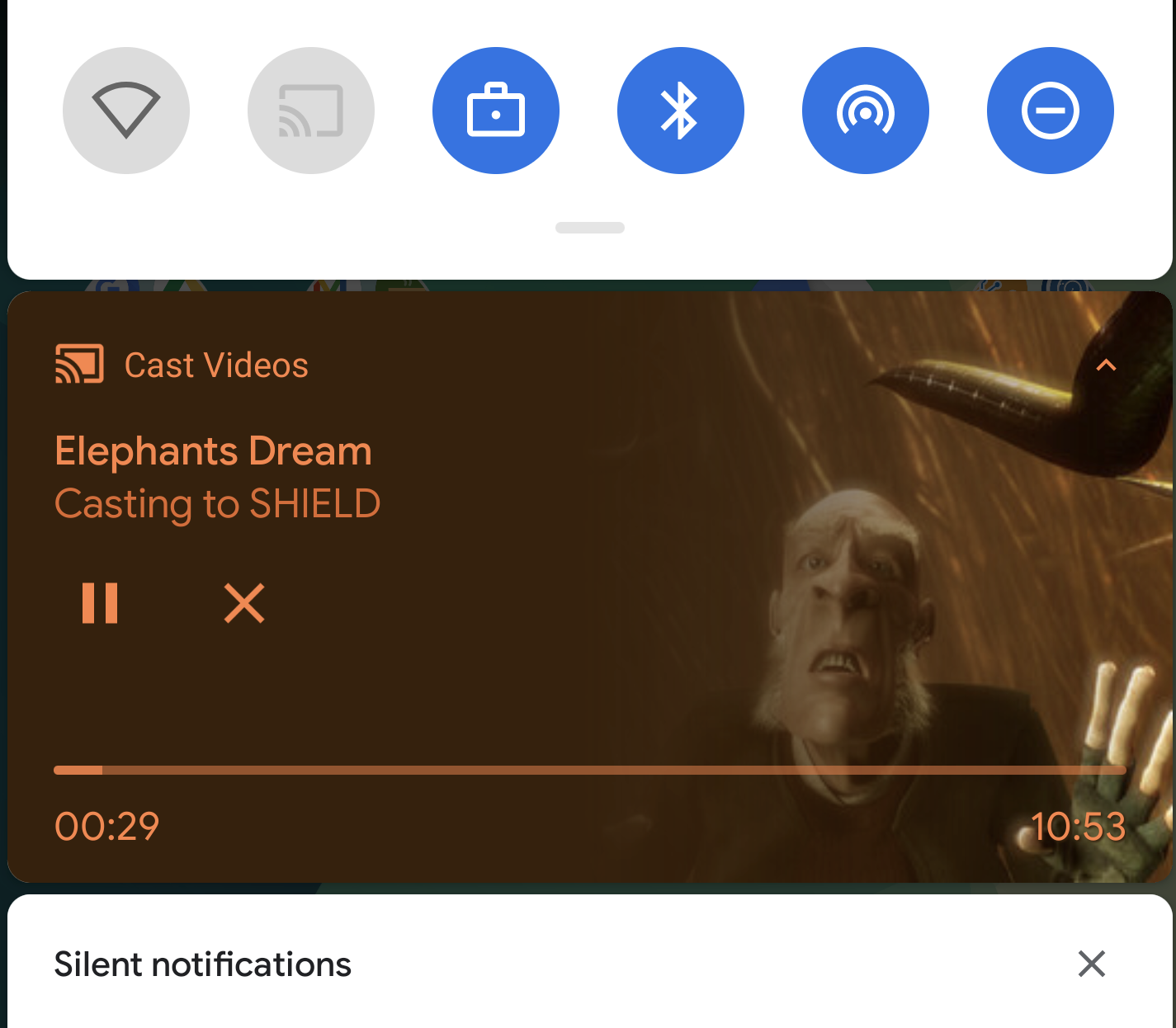 Obraz przedstawiający fragment ekranu telefonu z Androidem z miniplayerem odtwarzającym film.