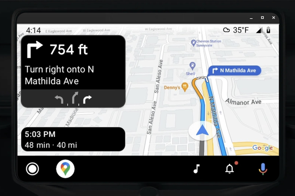 Una consola central integrada en el tablero que muestra instrucciones paso a paso con Android Auto