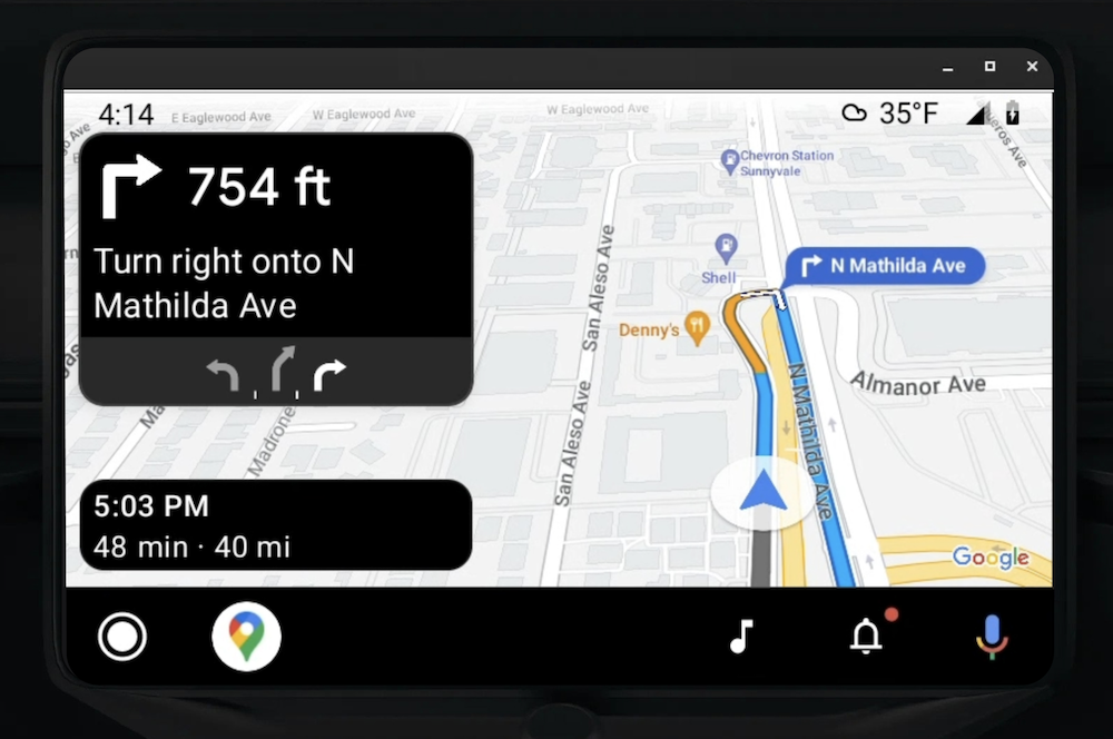Une unité principale intégrée au tableau de bord affichant des instructions détaillées avec Android Auto.