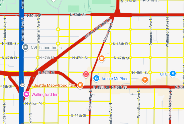 Yolların kırmızı, mavi ve sarı renkte gösterildiği, 16. yakınlaştırma seviyesinde bir Seattle haritası.