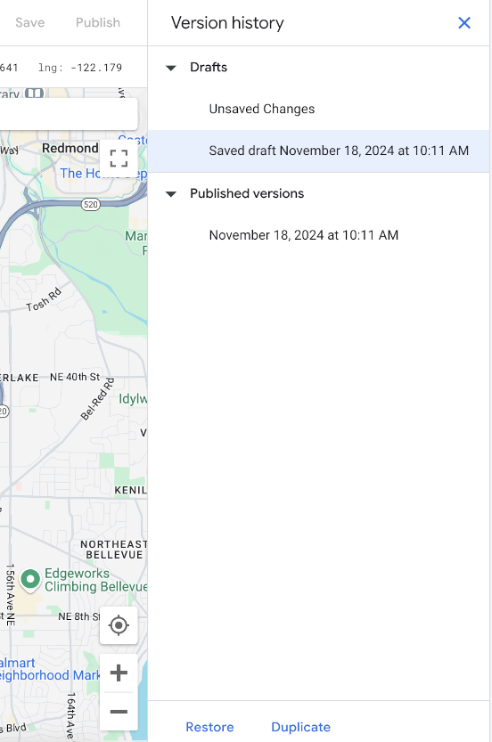 Una captura de pantalla del panel de versiones de diseños de Maps en la consola de Google Cloud. Los botones Guardar (Save) y Publicar (Publish) se encuentran encima del panel y los botones Restablecer (Restore) y Duplicar (Duplicate) específicos de la versión se encuentran en la parte inferior del panel Historial de versiones. Además, se muestran varios borradores y versiones publicadas.