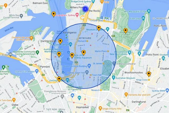 Peta yang menampilkan penanda kuning dan lingkaran transparan biru yang dihamparkan di peta.