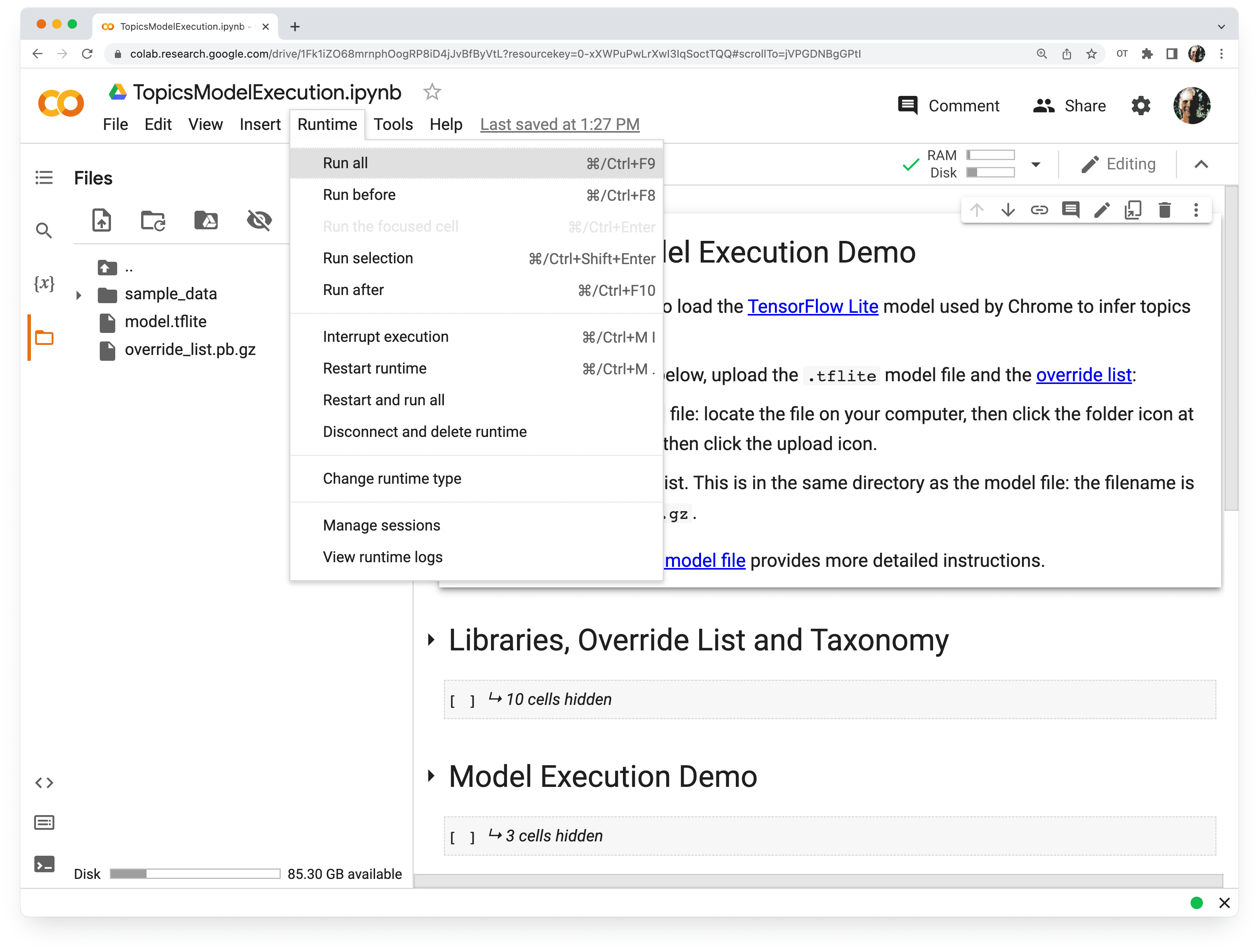 صفحة Colab في Topics API، تم اختيار &quot;تشغيل الكل&quot; من قائمة &quot;وقت التشغيل&quot;.