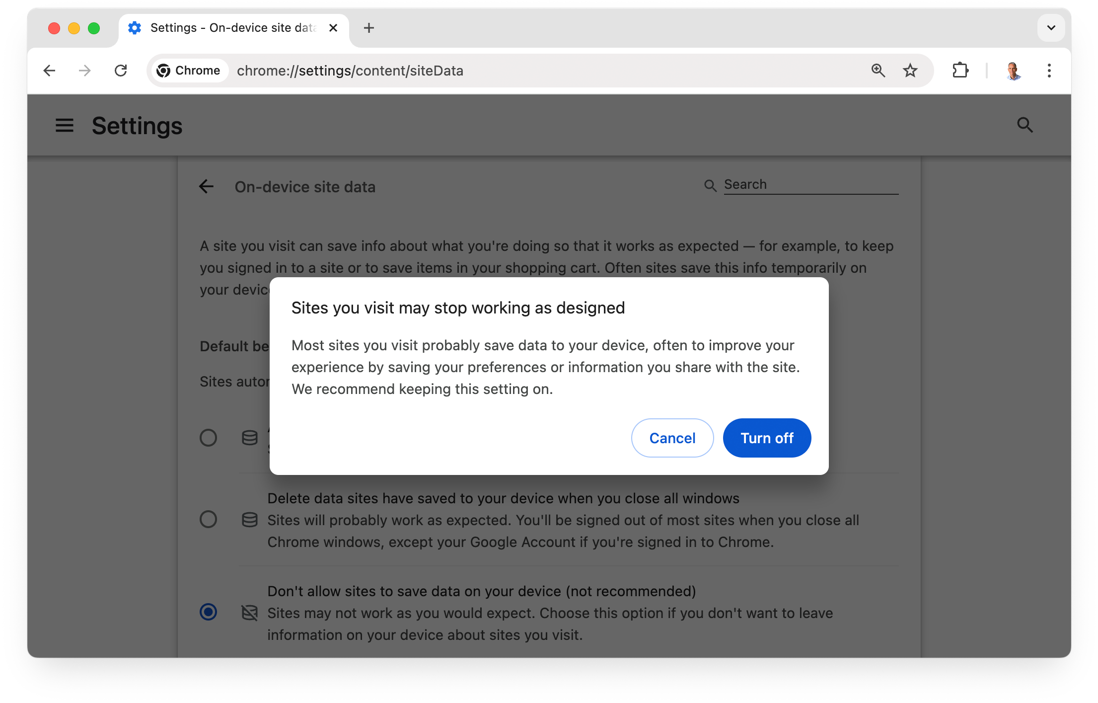 La página de configuración de datos de sitios de Chrome, con la opción &quot;No permitir que los sitios guarden datos en tu dispositivo (no recomendado)&quot; seleccionada