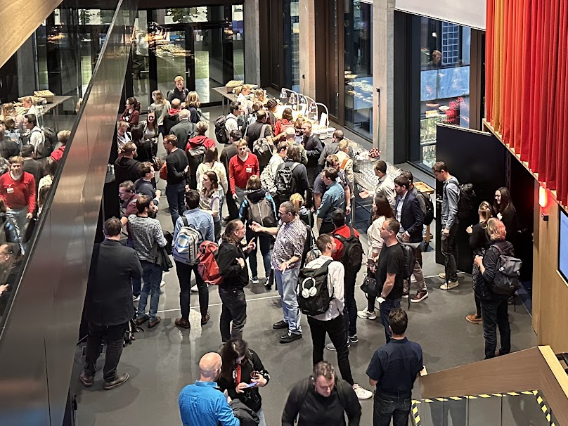 Personen, die sich bei Search Central Live in Zürich austauschen