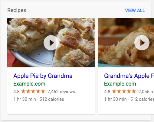 Carrusel de recetas en los resultados de la búsqueda. El carrusel muestra 2 tarjetas sobre diferentes tipos de pasteles. Puedes hacer clic en los resultados para reproducir un video.