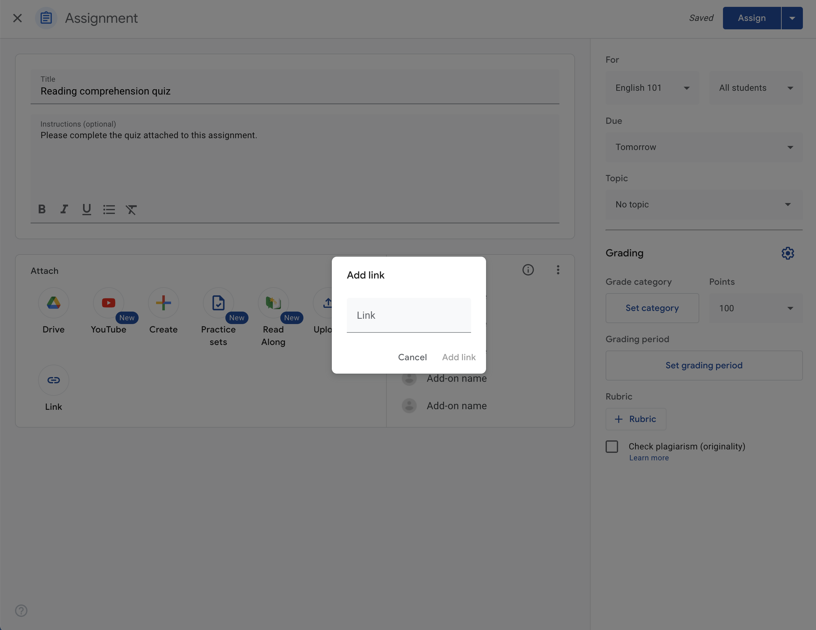 Professor adicionando um anexo de link a uma atividade